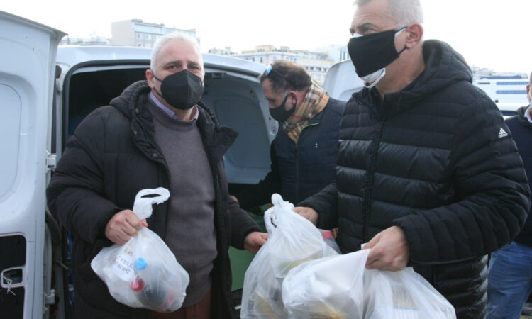 Ο δήμαρχος Πειραιά στα καθιερωμένα γεύματα αγάπης στους αστέγους